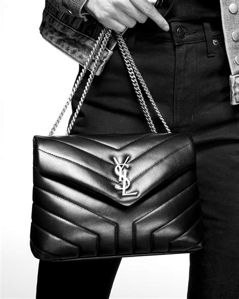 ysl kleine loulou tasche aus hellrosa y-matelassé-leder mit kette|Die Saint Laurent Envelope Bag: Review & Größenratgeber.